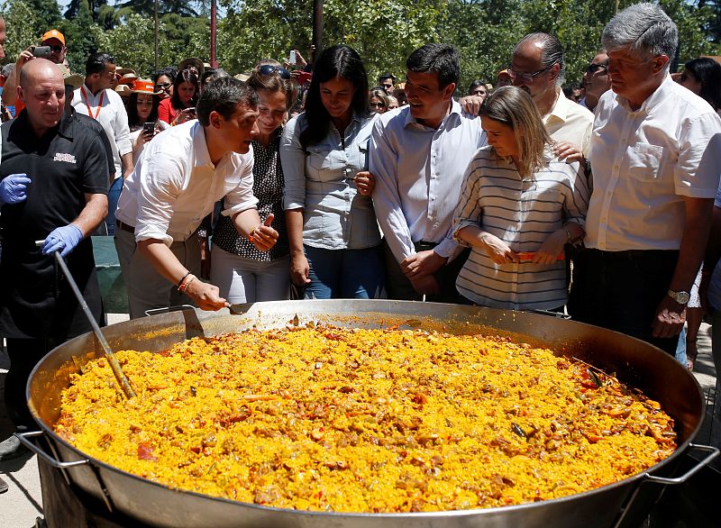 El líder de Ciudadanos, Albert Rivera, y la plana mayor del partido han participado en el mitin central en Madrid, que ha terminado con una gran paella.
