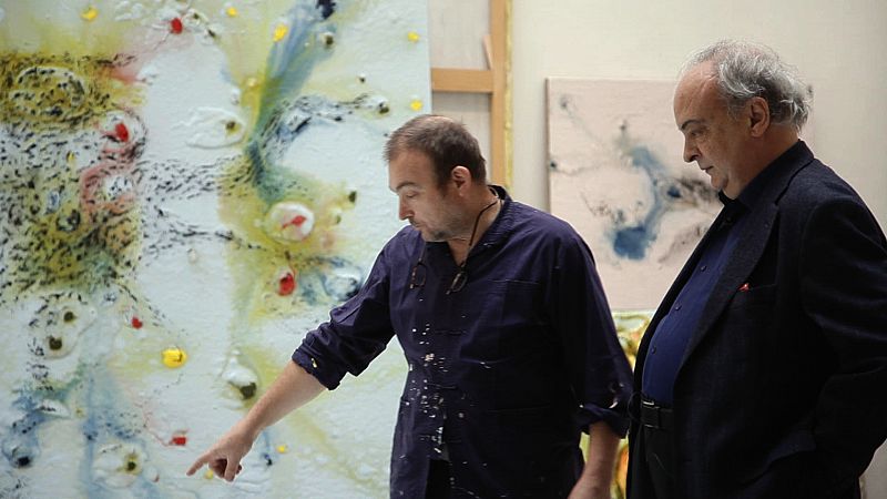 Miquel Barceló que le invita a visitar sus talleres parisinos y realiza su retrato