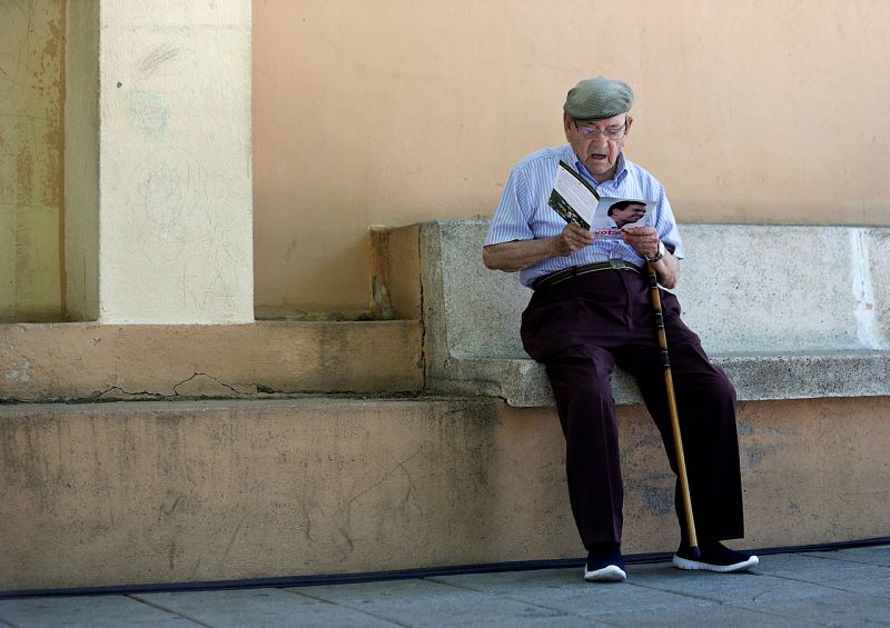 Leyendo los folletos a la sombra