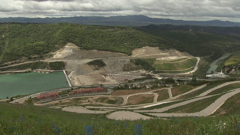 Las obras del recrecimiento siguen su curso.