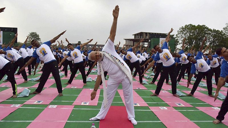 El primer ministro indio, Narendra Modi, participa en una exhibición de yoga en Chandigarh, con motivo del Día Internacional del Yoga. India y el propio mandatario se han convertido en los mayores promotores de este día. EFE/Gobierno de India.