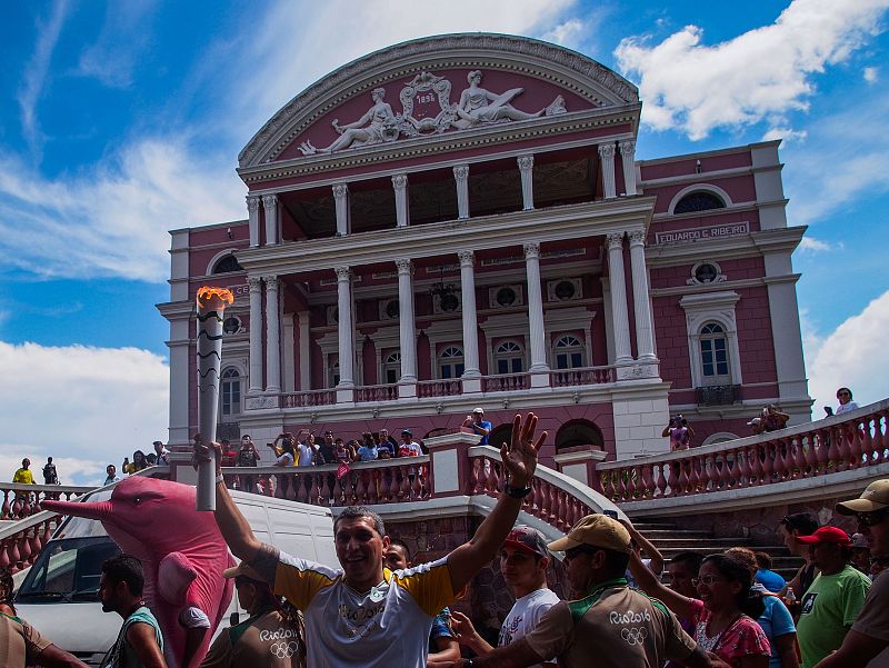 La antorcha olímpica pasa por el Teatro Amazonas, de la mano del médico Euler Ribeiro Filho.