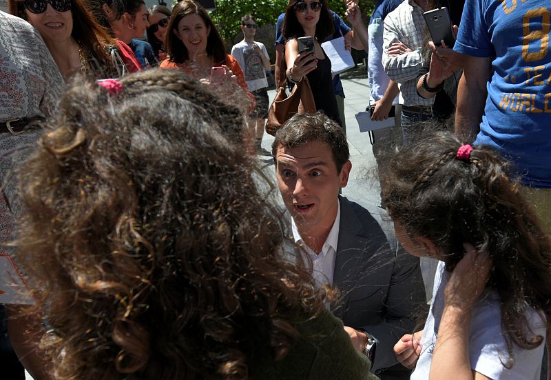 El líder de Ciudadanos, Albert Rivera, habla con un grupo de niños en un acto electoral en Aviles.