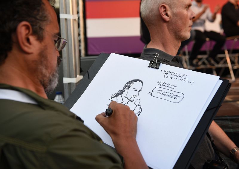 Durante un mitin de Unidos Podemos en Vitoria, un hombre dibuja una caricatura del candidato a la Presidencia, Pablo Iglesias.