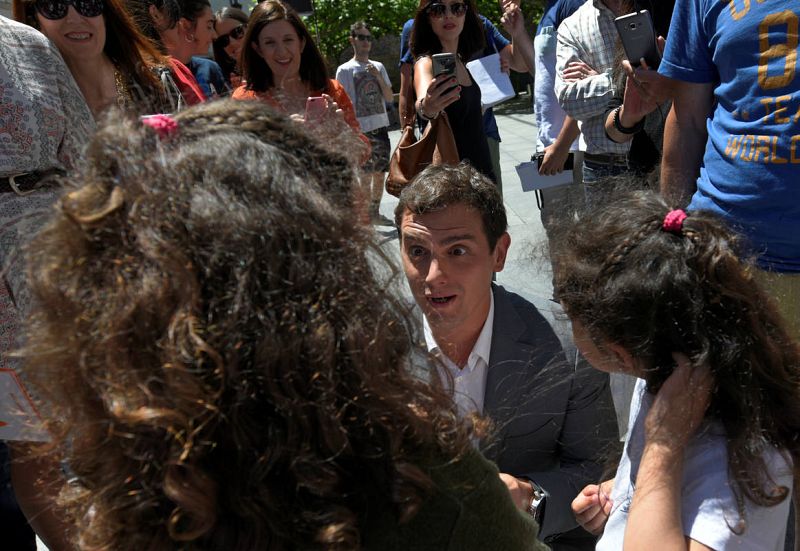 El líder de Ciudadanos, Albert Rivera, habla con un grupo de niños en un acto electoral en Aviles. 