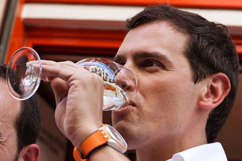 El candidato de Ciudadanos, Albert Rivera, toma un vino en Logroño, al terminar un acto electoral. 