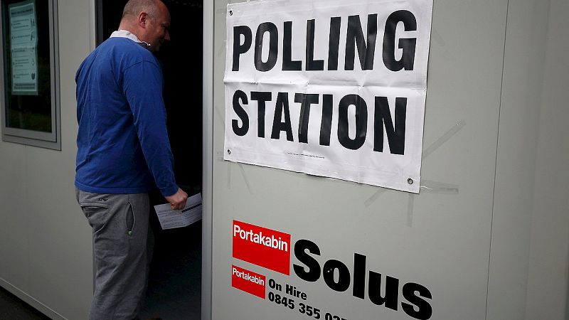 Un hombre entra para votar en un lugar de voto en Heald Green, Stockport