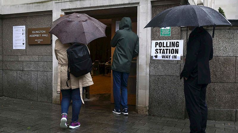 Colas en un colegio electoral en el norte de Londres. REUTERS/Neil Hall