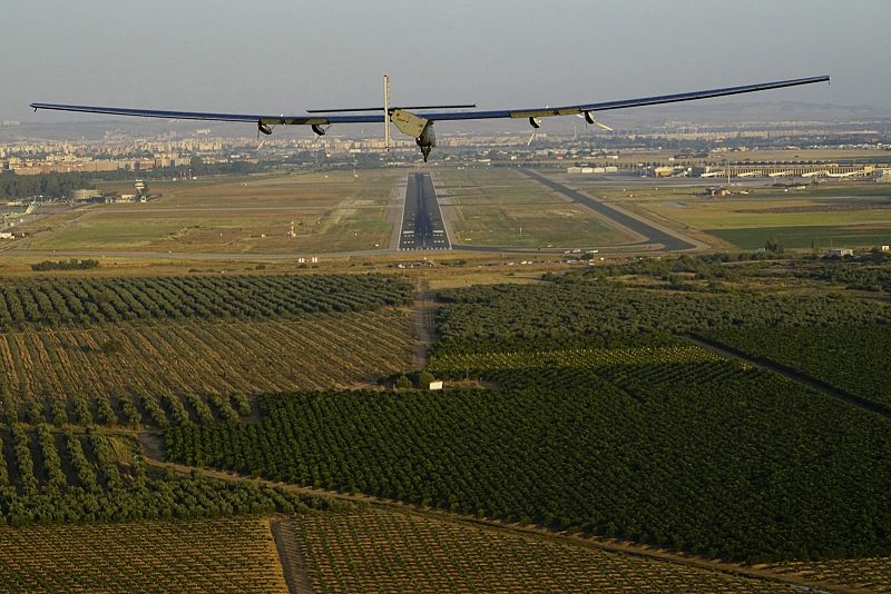 Momento en el que la aeronave solar realiza la última maniobra antes de aterrizar en la pista del aeropuerto de San Pablo.