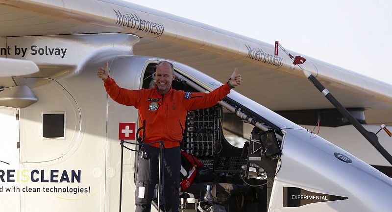 El piloto suizo Bertrand Piccard, tras aterrizar en el aeropuerto de San Pablo de Sevilla.