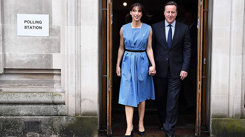 El primer ministro británico, David Cameron, ha sido el primer líder en votar, junto a su esposa, en el referéndum del Brexit.