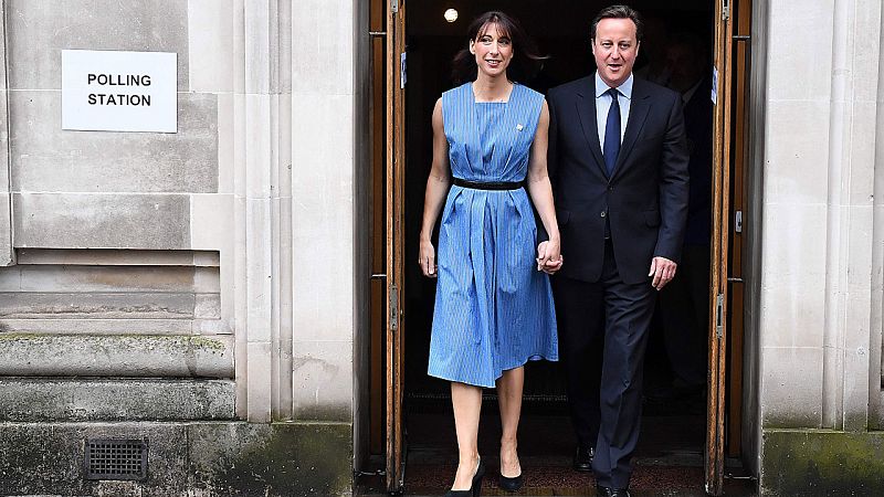 El primer ministro británico, David Cameron, ha sido el primer líder en votar, junto a su esposa, en el referéndum del Brexit.