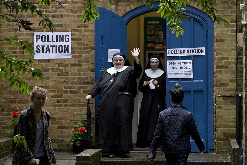 Un grupo de monjas abandona un colegio electoral en Londres tras votar en el referéndum del Brexit.