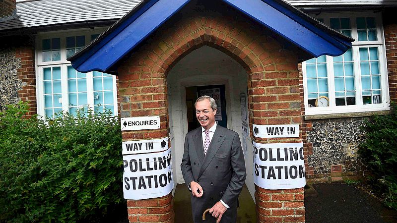 Nigel Farage, el líder del partido eurófobo UKIP, llega al colegio electoral en Biggin Hill.