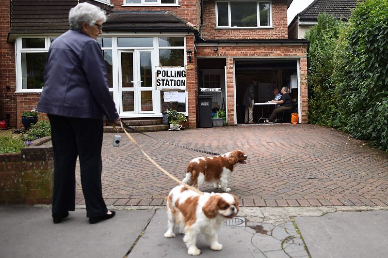 Un garage en esta zona residencial de Croydon, al sur de Londres, sirve como centro electoral improvisado