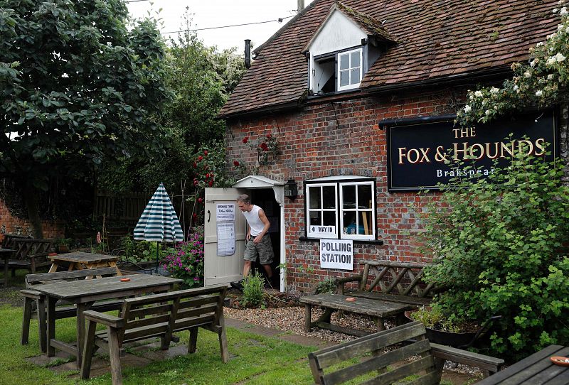 Un votante sale de un centro electoral en Christmas Common, cerca de Watlington, al sudeste de Oxford