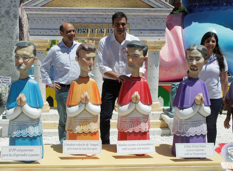 Sánchez posa con las imagénes de sus principales rivales políticos. 