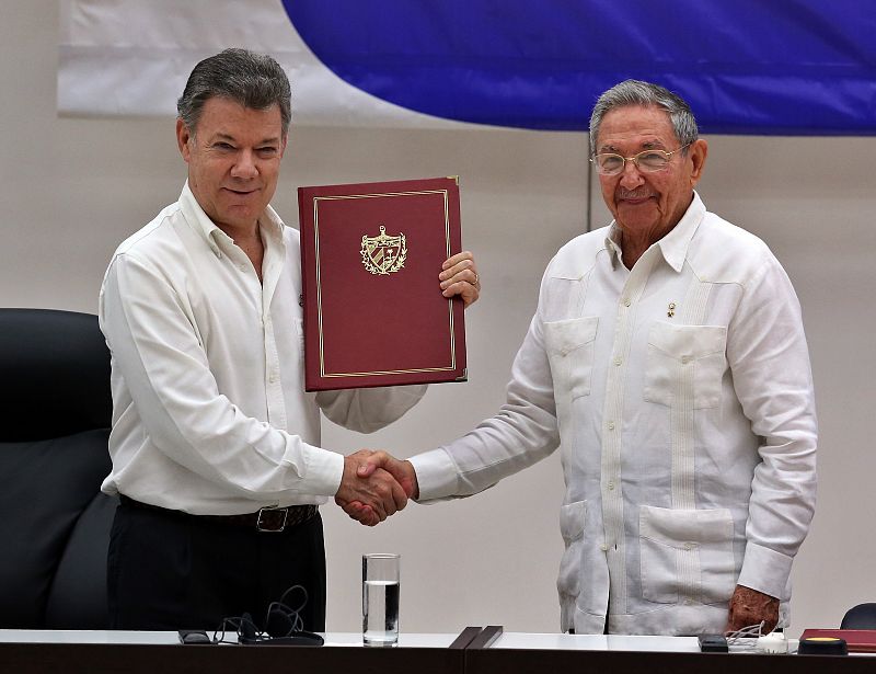 El mandatario colombiano, Juan Manuel Santos, estrecha la mano de su homólogo de Cuba, Raúl Castro, en La Habana (Cuba).