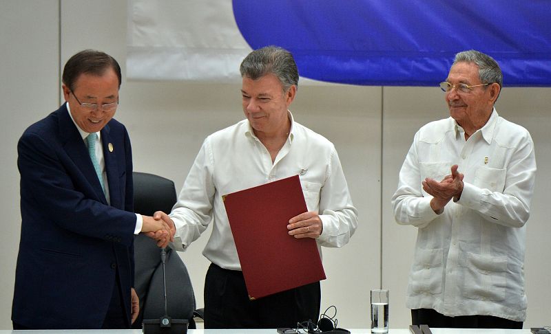 Santos estrecha la mano de Ban Ki-moon durante el acto de la firma de paz.