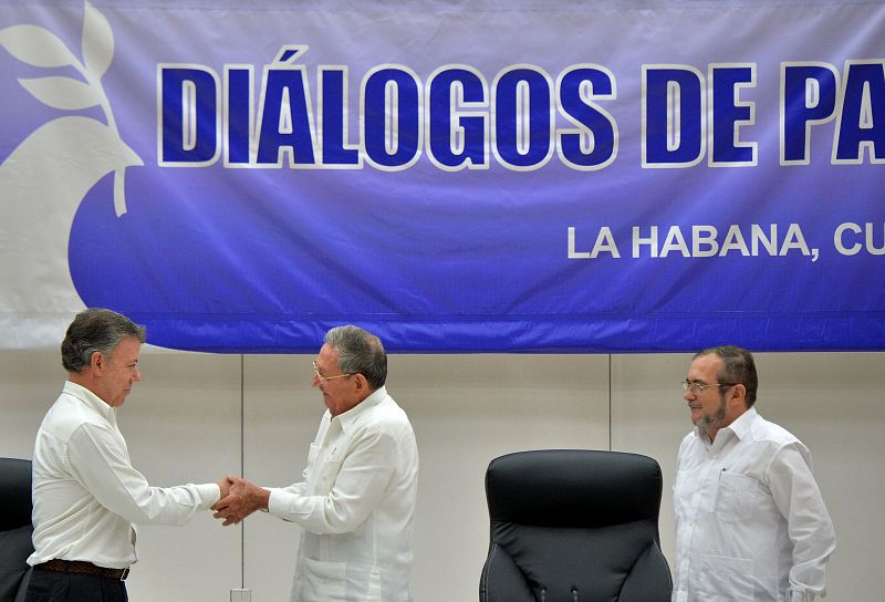 Santos, Castro y "Timochenko" durante el acto en Cuba.