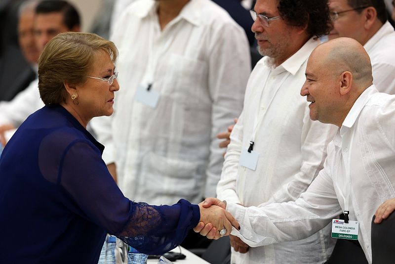 La presidenta de Chile, Michelle Bachelet, saluda a Camilo Lozada de la guerrilla colombiana de las FARC, durante la ceremonia en La Habana.EGO EN COLOMBIA