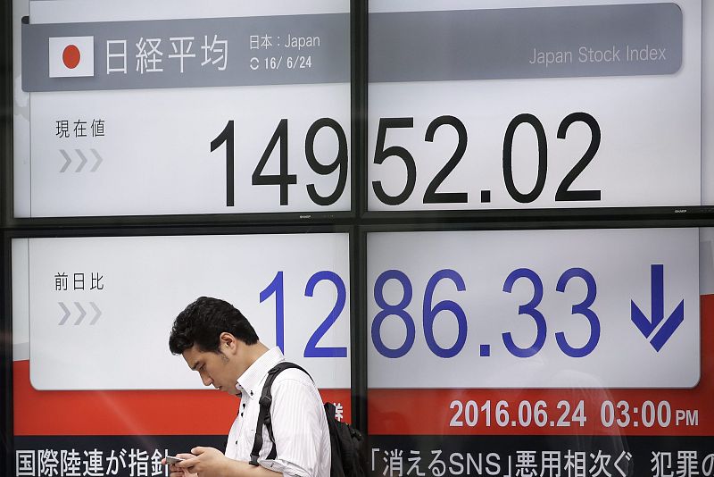 LA BOLSA DE TOKIO CAE ARRASTRADA POR EL "BREXIT"