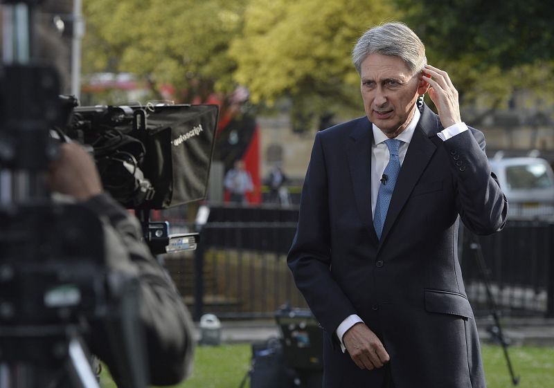 El secretario de Exteriores británico, Philip Hammond, atiende a los medios de comunicación frente a las Casas del Parlamento en el centro de Londres, Reino Unido.