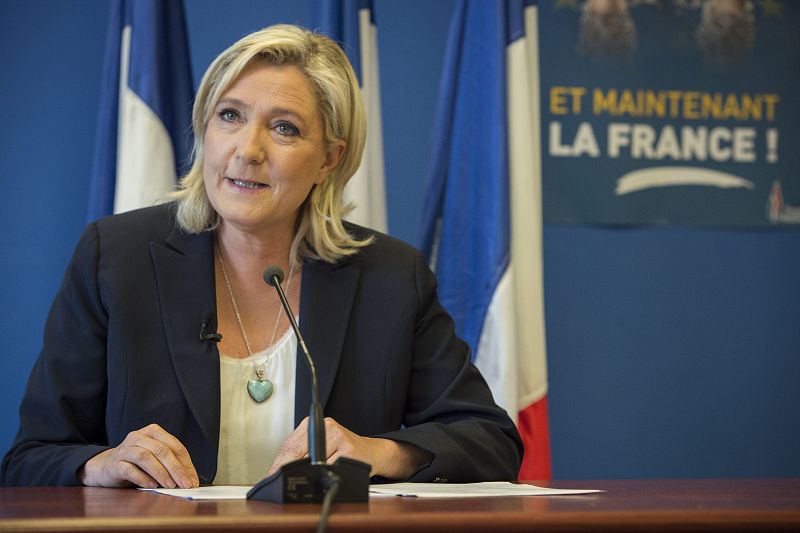 La presidenta del ultraderechista Frente Nacional (FN), Marine Le Pen, ha dado una rueda de prensa en Nanterre (Francia) afrimando que el 'Brexit'  le da "una legitimidad suplementaria para llevar ese debate a Francia" y exigir un referéndum