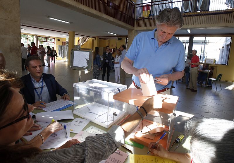 Un votante madrugador deposita su voto en el colegio Bernadette, de Aravaca