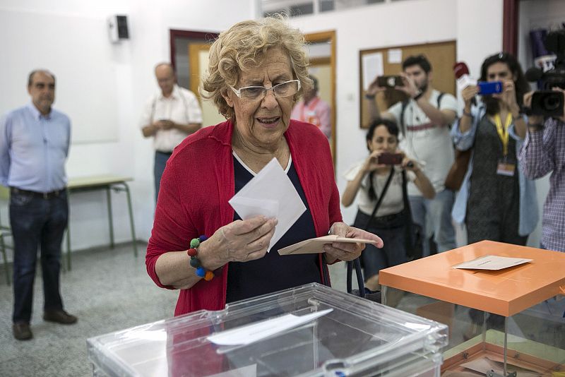 La alcaldesa de Madrid, Manuela Carmena, ejerce su derecho al voto en el IES Conde de Orgaz, en el madrileño barrio de Hortaleza, en Madrid