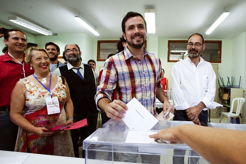 El número cinco por Unidos Podemos, Alberto Garzón, deposita su voto en Málaga