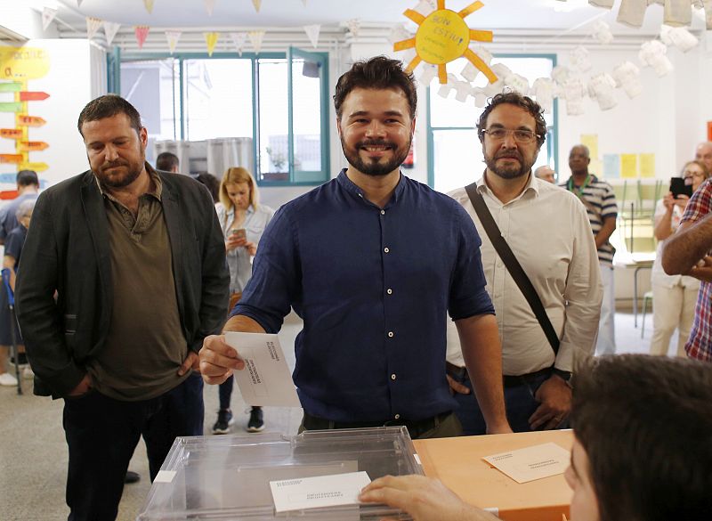 Gabriel Rufián, cabeza de lista de ERC por Barcelona, vota en Sabadell