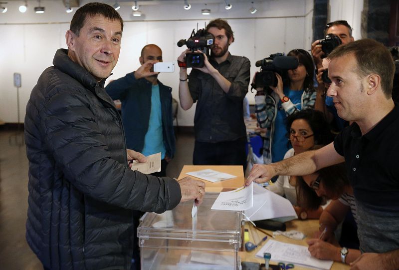 Otegi ha votado en el municipio de Elgoibar