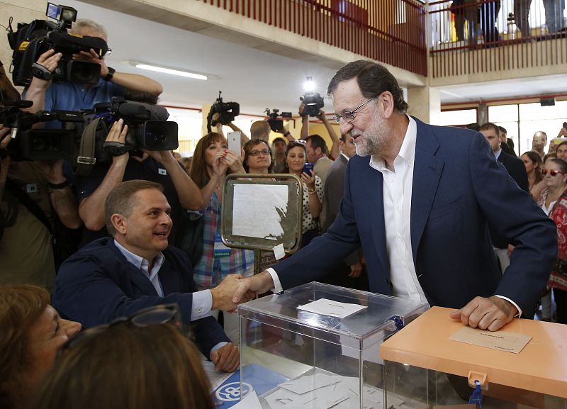 Rajoy deposita su voto en un colegio electoral de Madrid