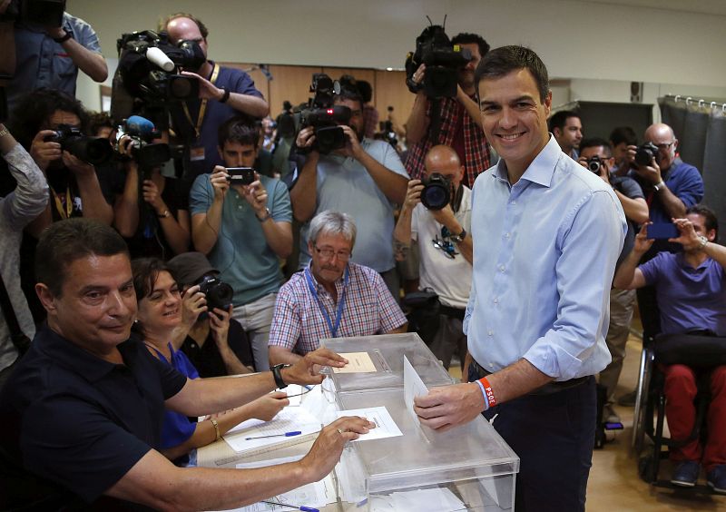 Pedro Sánchez deposita su voto en un colegio de la localidad madrileña de Pozuelo de Alarcón