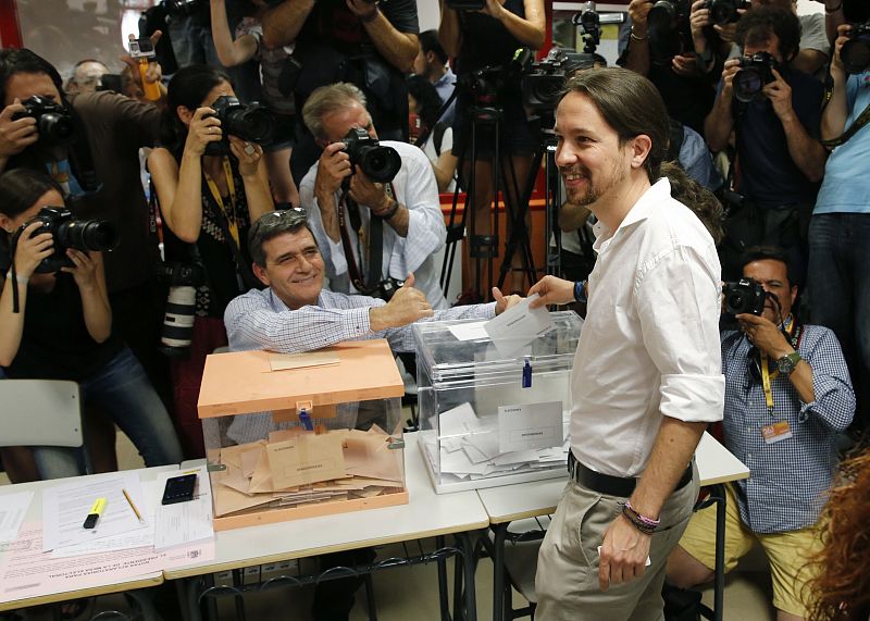 El candidato de Unidos Podemos, Pablo Iglesias, deposita su voto