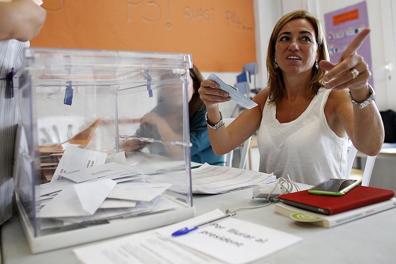 Chacón, que renunció a ir en las listas del PSOE para estos comicios, participa como vocal en una mesa electoral en el municipio barcelonés de Esplugues debido a que el titular no se ha presentado y ella, como suplente, ha tenido que ocupar su lugar