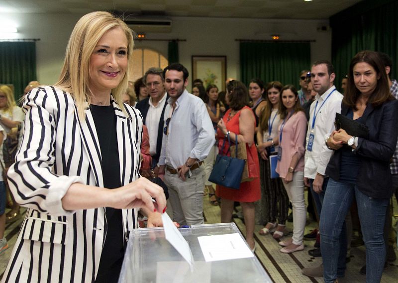 La presidenta de la Comunidad de Madrid Cristina Cifuentes ha votado en el Colegio Sagrado Corazón