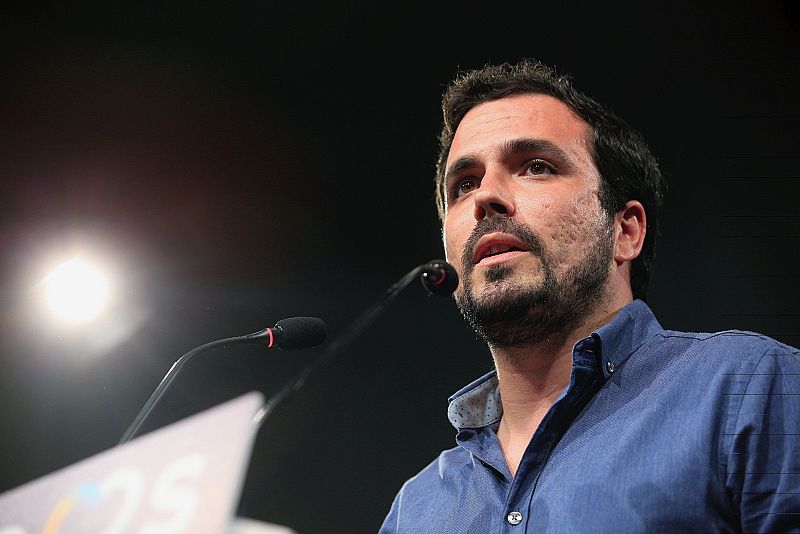 El candidato de Unidos Podemos y líder de IU, Alberto Garzón, durante la rueda de prensa que ha ofrecido en el teatro Goya de Madrid para hacer una primera valoración al conocerse los primeros sondeos.