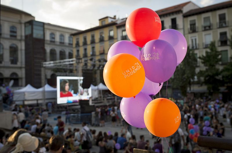 Seguidores de Unidos Podemos, esperan los resultados de las elecciones generales en la plaza del museo Reina Sofia de Madrid.