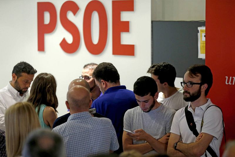 Ambiente en la sede del PSOE, en la madrileña calle de Ferraz, tras el cierre de los colegios electorales en esta jornada de elecciones generales.