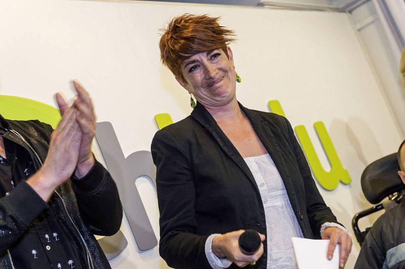 La cabeza de lista de EH Bildu al Congreso por Navarra, Bakartxo Ruiz, comparece en la sede del partido en Pamplona para valorar los resultados tras las elecciones generales del 26J.