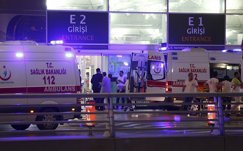 Ambulancias estacionadas en la puerta del aeropuerto Atatürk, en Estambul