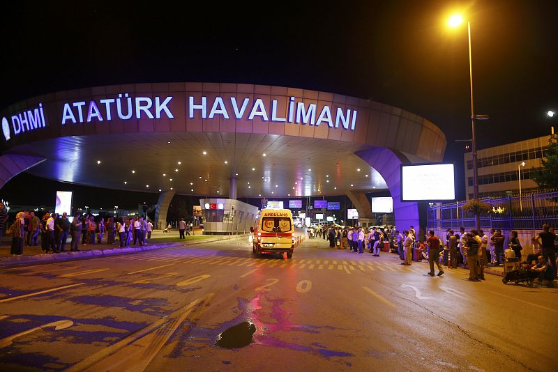 Ambulancias estacionadas en la puerta del aeropuerto Atatürk, en Estambul