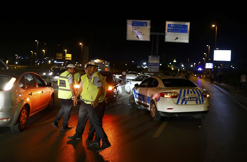 Agentes de seguridad bloquean el acceos al aeropuerto Atatürk, el mayor de Turquía.