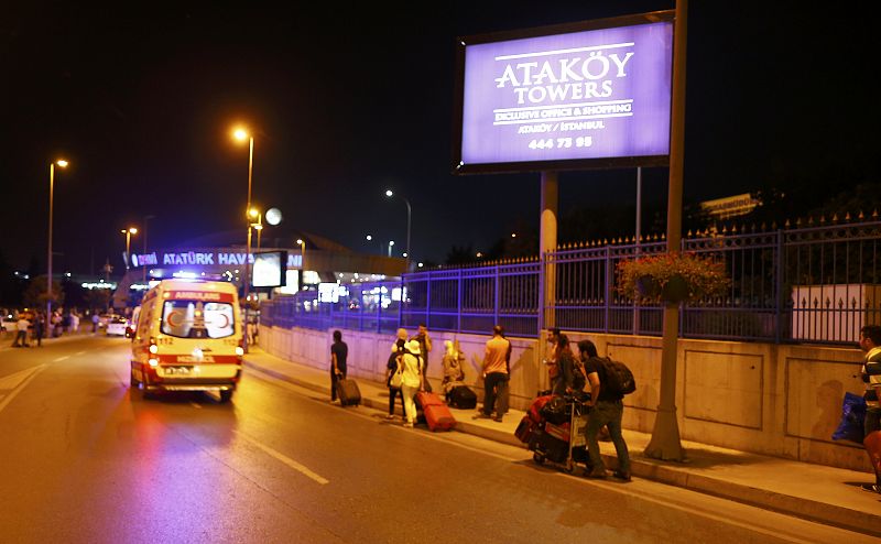 Ambulancias ante el aeropuerto Atatürk, en Estambul