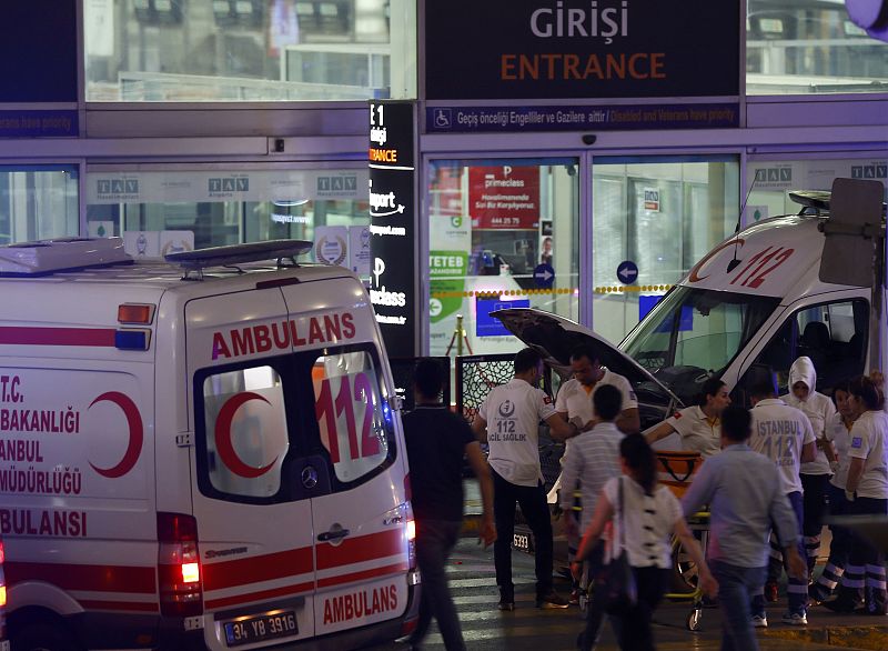 Ambulancias llegan al aeropuerto de Estambul