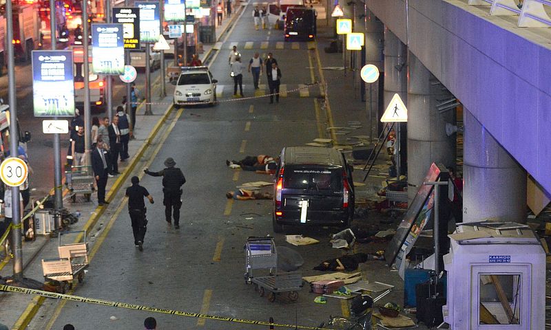 Vista del acceso al aeropuerto Atatürk, donde yacen algunas personas heridas