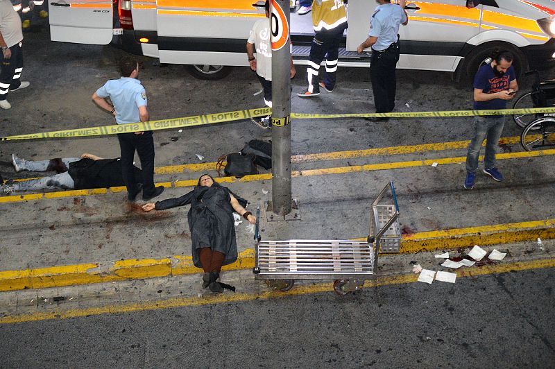 Algunos heridos yacen en el suelo fuera del aeropuerto de Estambul