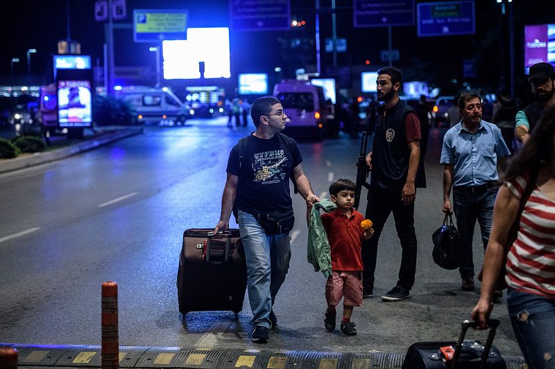 Pasajeros abandonan el aeropuerto de Estambul tras los atentados cometidos por tres terroristas suicidas.